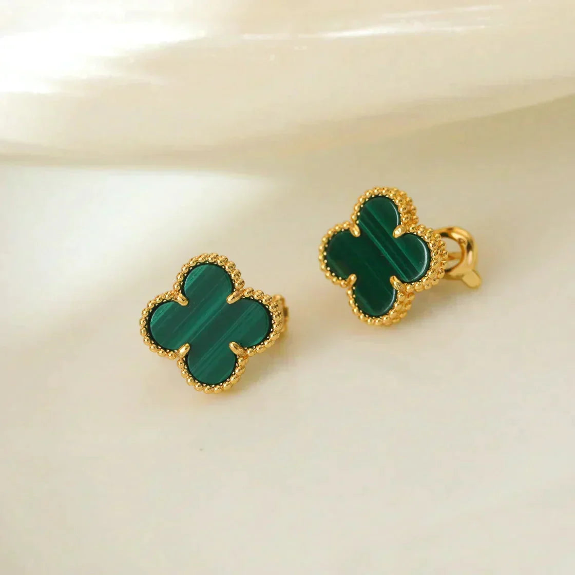 {
  "Elowen jewelsry": "Elowen ジュエリー",
  "CLOVER MEDIUM 1 MOTIFS MALACHITE EARRINGS": "クローバー ミディアム 1モチーフ マラカイト ピアス"
}