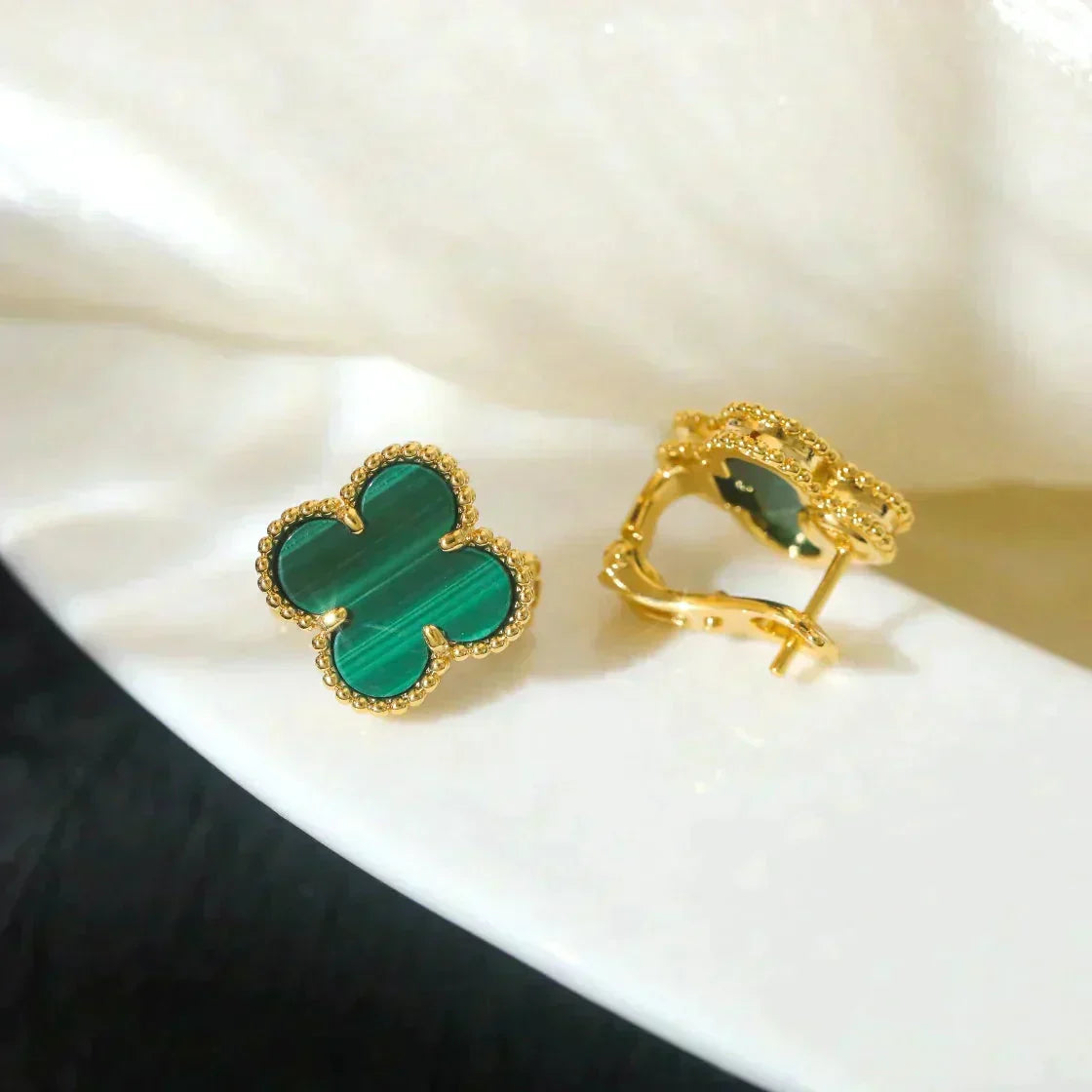 {
  "Elowen jewelsry": "Elowen ジュエリー",
  "CLOVER MEDIUM 1 MOTIFS MALACHITE EARRINGS": "クローバー ミディアム 1モチーフ マラカイト ピアス"
}
