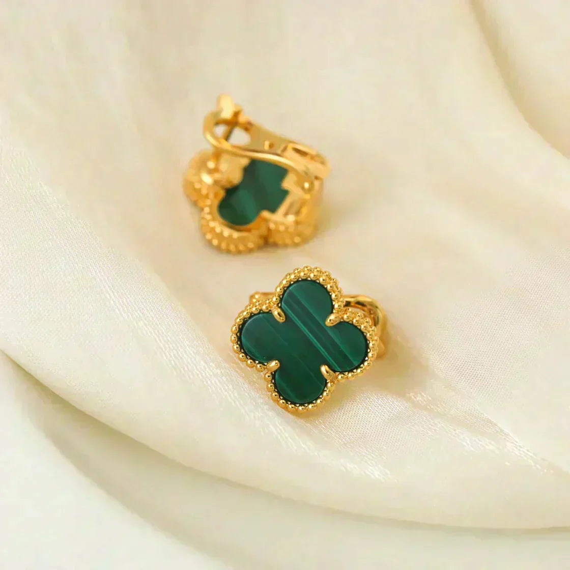 {
  "Elowen jewelsry": "Elowen ジュエリー",
  "CLOVER MEDIUM 1 MOTIFS MALACHITE EARRINGS": "クローバー ミディアム 1モチーフ マラカイト ピアス"
}