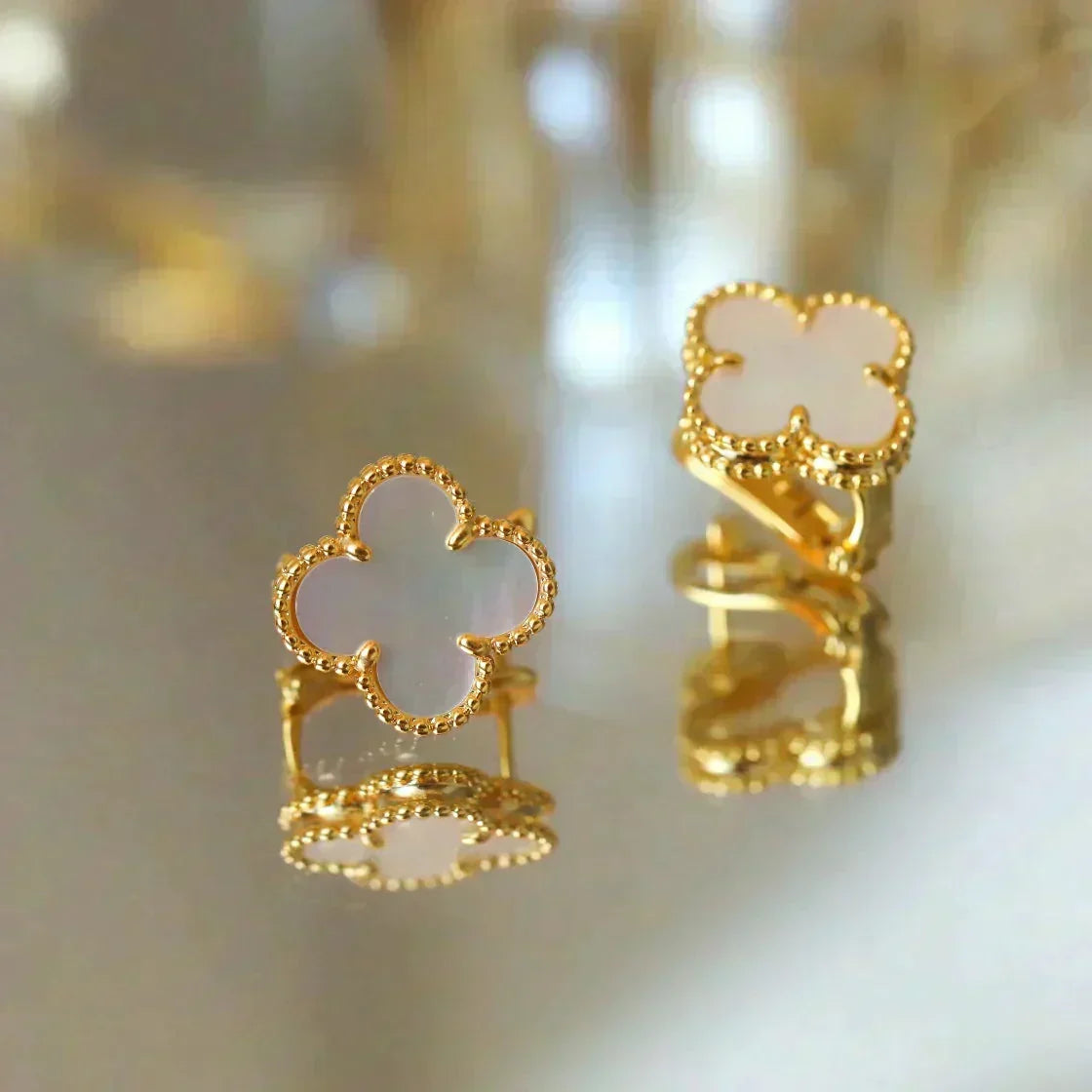 {
  "Elowen jewelsry": "Elowen Schmuck",
  "CLOVER MEDIUM 1 MOTIF WHITE MOP STUD EARRINGS": "CLOVER MITTLERE OHRSTECKER MIT 1 MOTIV AUS WEISSEM PERLMUTT"
}