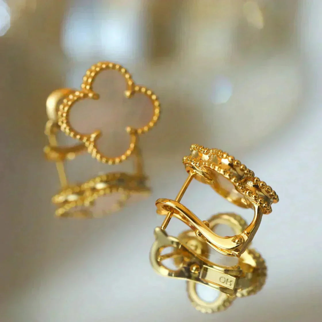 {
  "Elowen jewelsry": "Elowen Schmuck",
  "CLOVER MEDIUM 1 MOTIF WHITE MOP STUD EARRINGS": "CLOVER MITTLERE OHRSTECKER MIT 1 MOTIV AUS WEISSEM PERLMUTT"
}