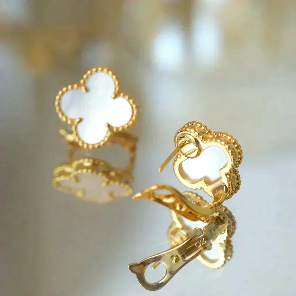 {
  "Elowen jewelsry": "Elowen Schmuck",
  "CLOVER MEDIUM 1 MOTIF WHITE MOP STUD EARRINGS": "CLOVER MITTLERE OHRSTECKER MIT 1 MOTIV AUS WEISSEM PERLMUTT"
}