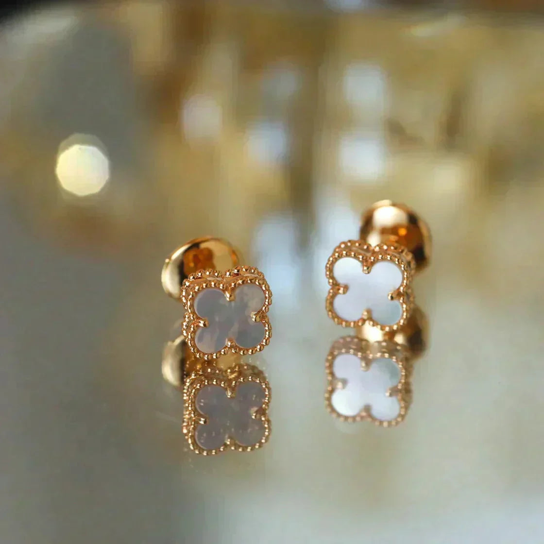 [Elowen jewelsry ]CLOVER MINI 9.5MM WHITE MOP EARRINGS