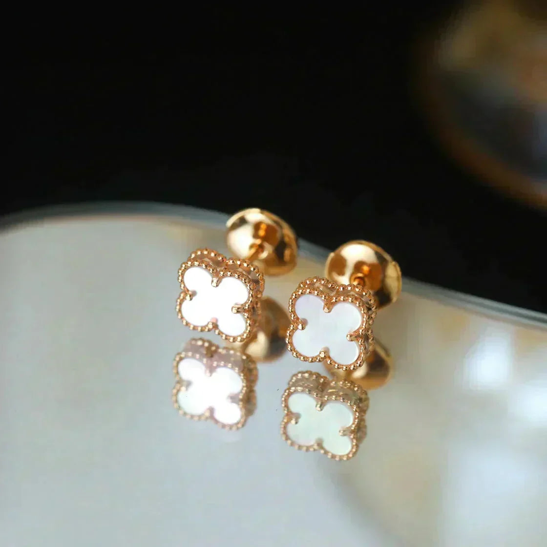 [Elowen jewelsry ]CLOVER MINI 9.5MM WHITE MOP EARRINGS