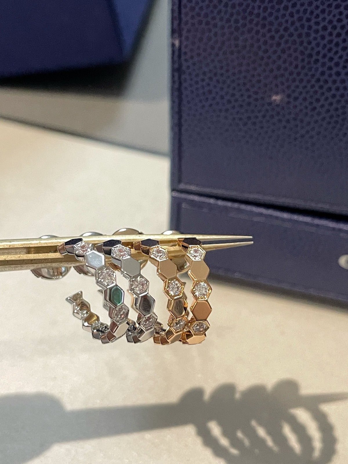 [Elowen Schmuck] Ohrringe in Form einer vierblättrigen Kleeblüte mit ausgehöhltem Design