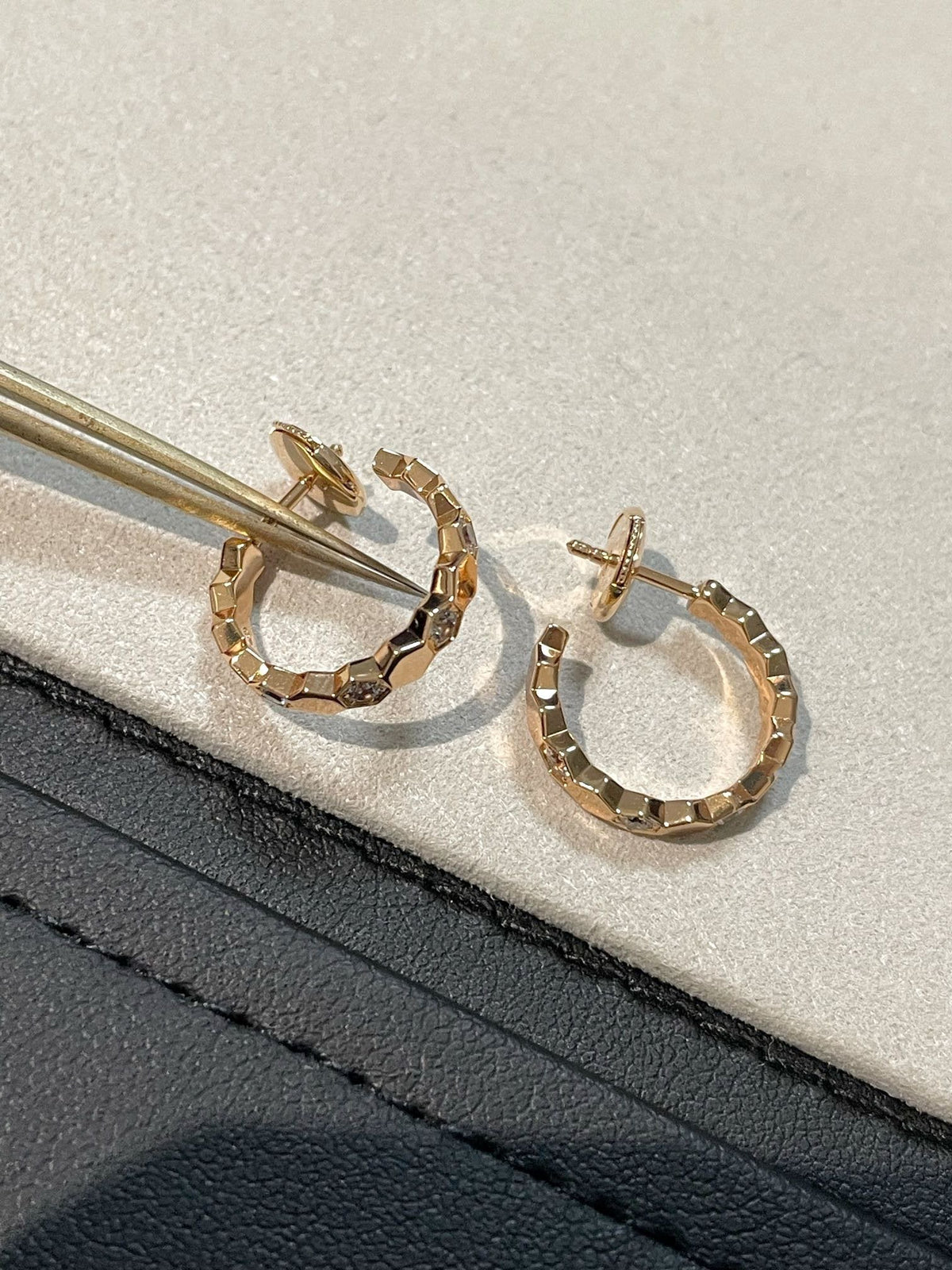 [Elowen Schmuck] Ohrringe in Form einer vierblättrigen Kleeblüte mit ausgehöhltem Design