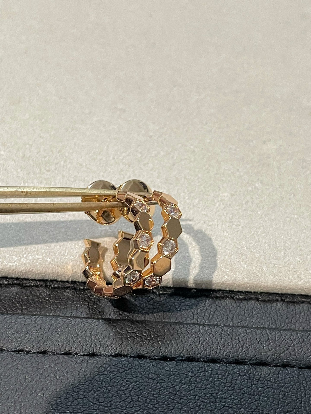 [Elowen Schmuck] Ohrringe in Form einer vierblättrigen Kleeblüte mit ausgehöhltem Design