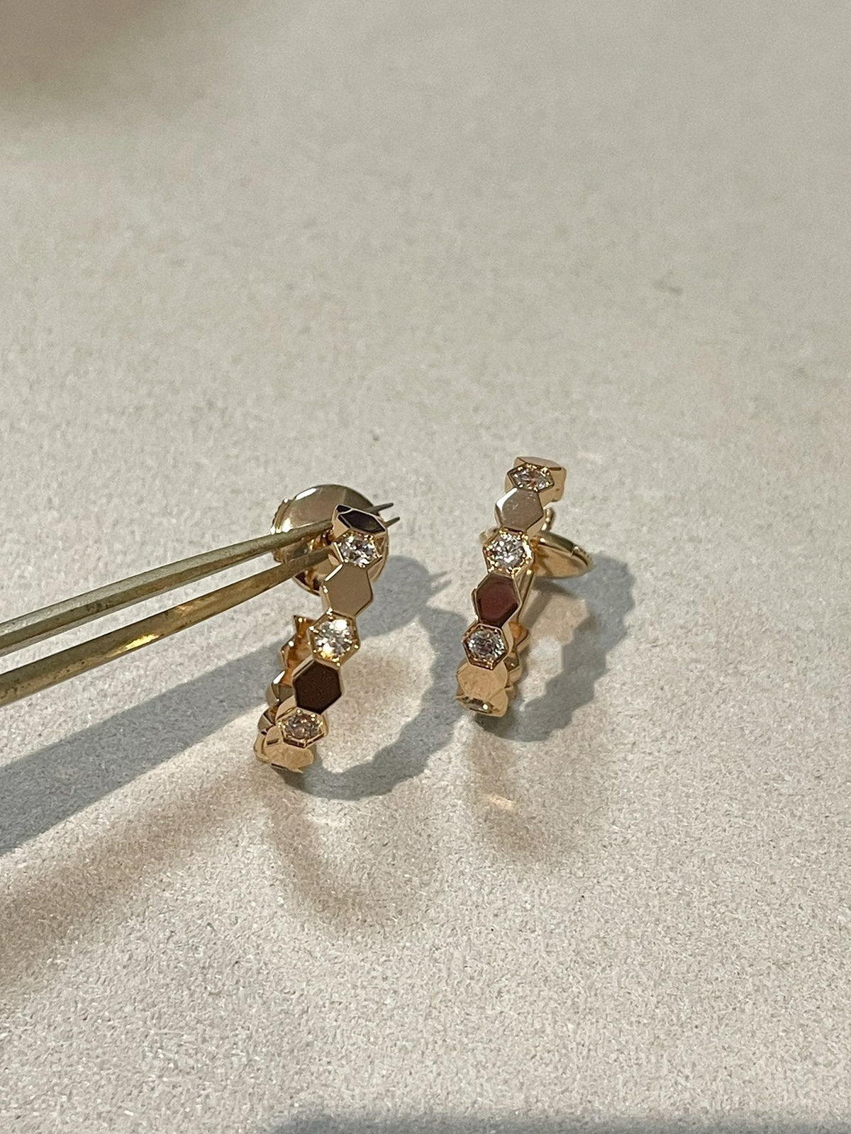 [Elowen Schmuck] Ohrringe in Form einer vierblättrigen Kleeblüte mit ausgehöhltem Design