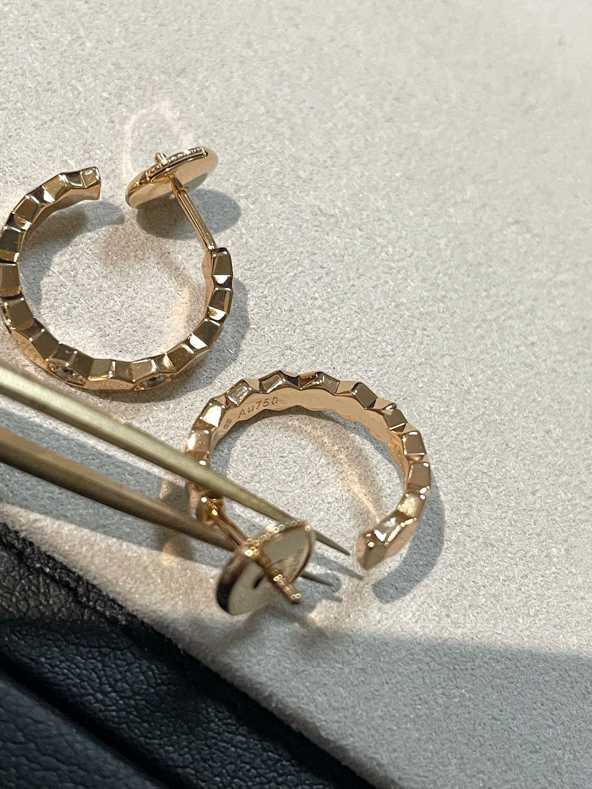 [Elowen Schmuck] Ohrringe in Form einer vierblättrigen Kleeblüte mit ausgehöhltem Design