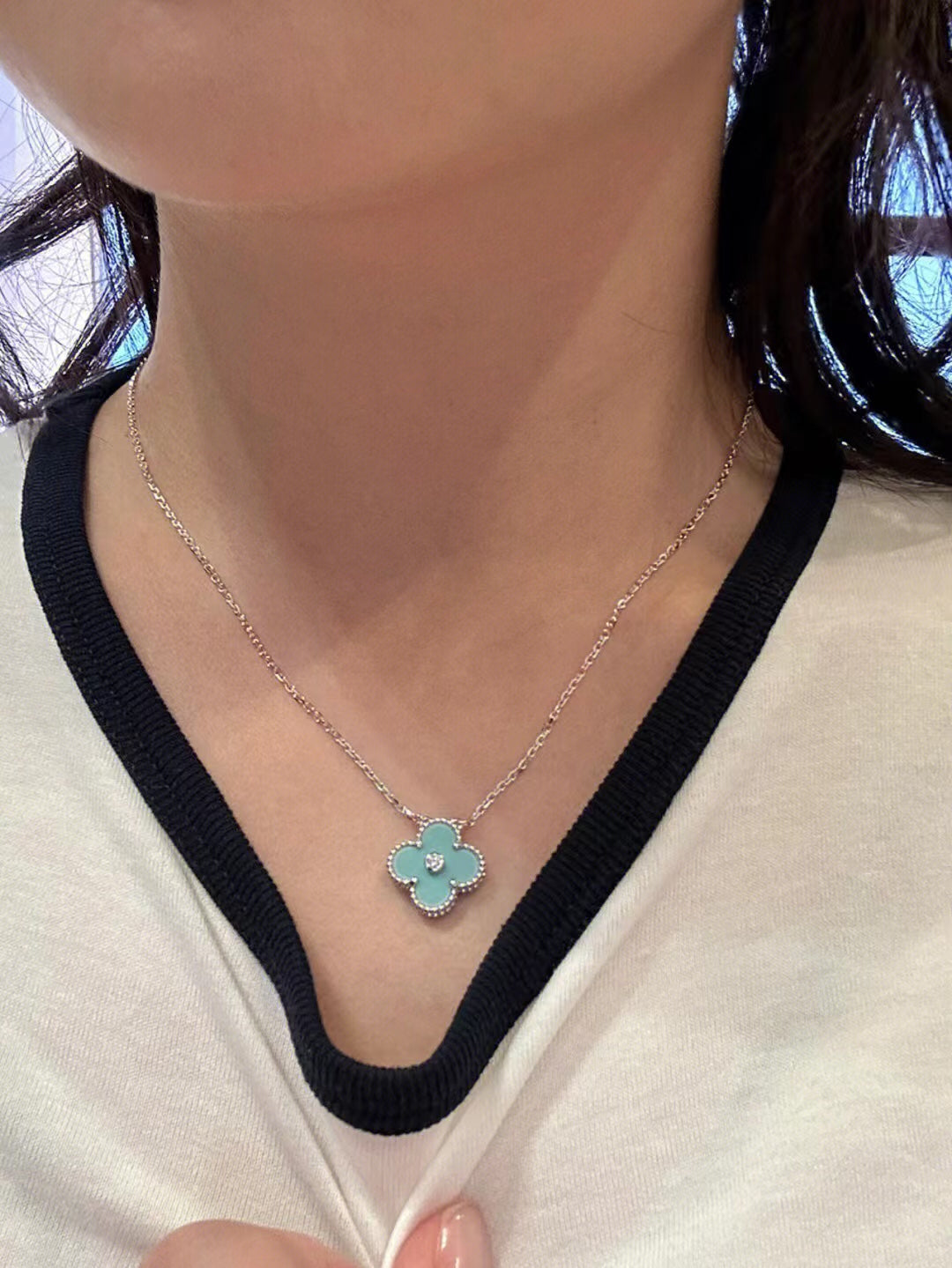 [Elowen jewelsry ]CLOVER 1 DIAMOND LIGHT BLUE SILVER NECKLACE