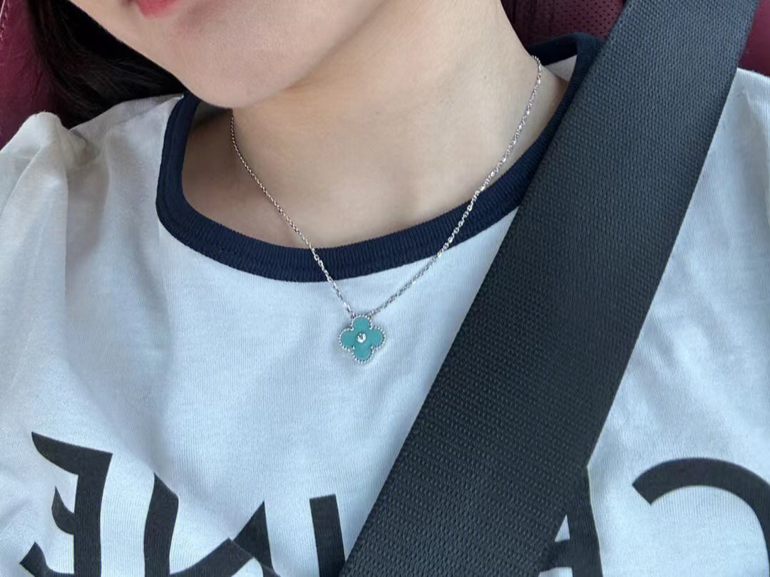 [Elowen jewelsry ]CLOVER 1 DIAMOND LIGHT BLUE SILVER NECKLACE