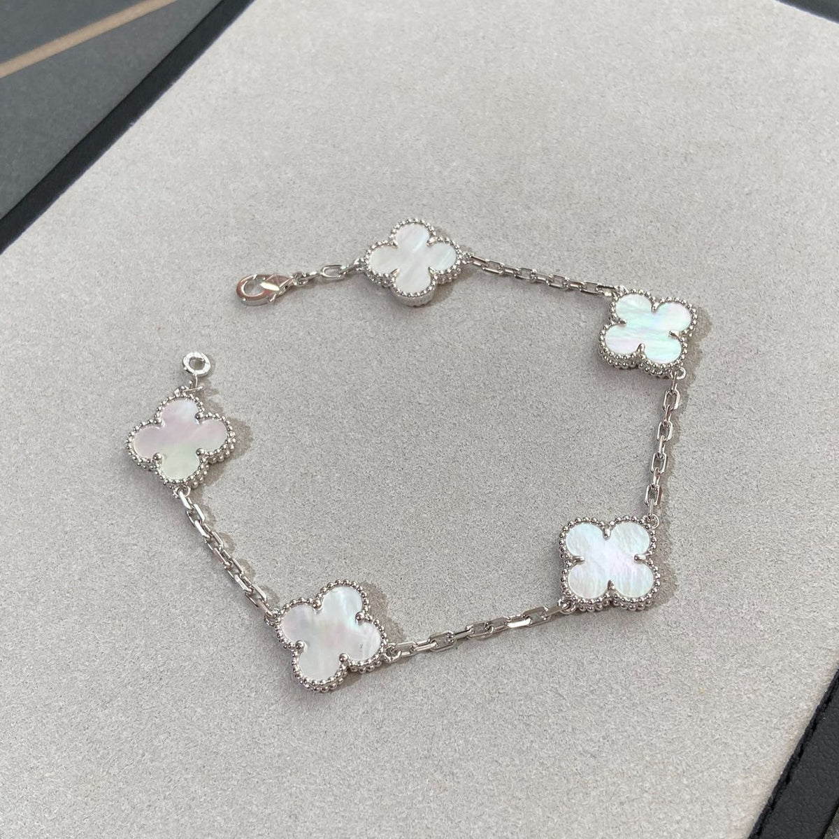 {
  "Elowen jewelsry": "Elowen Schmuck",
  "CLOVER WHITE PEARL MOP 5 MOTIF BRACELET COLLECTION": "KLEEBLATT WEISSE PERLMUTT 5-MOTIV ARMBAND KOLLEKTION"
}