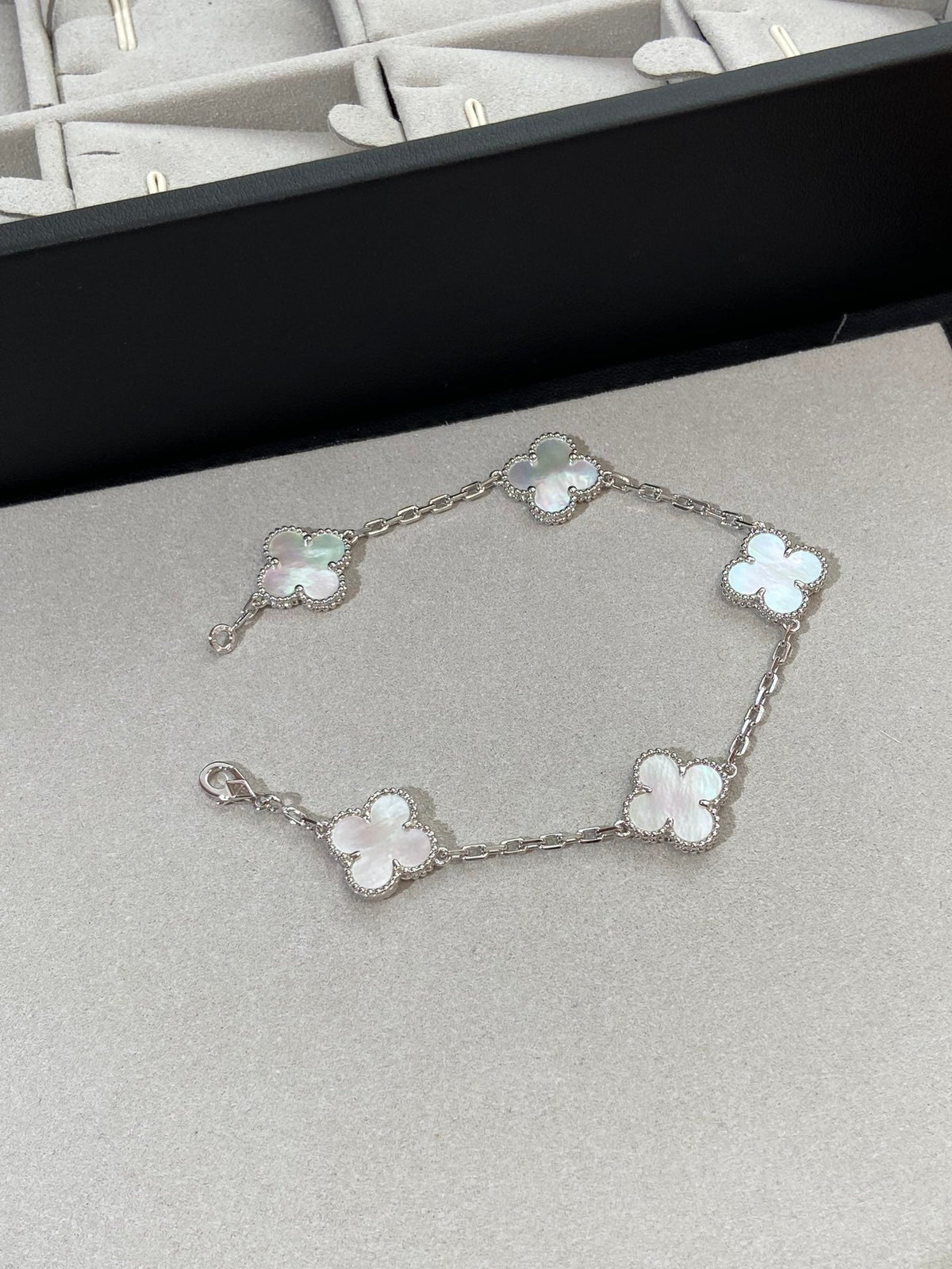 {
  "Elowen jewelsry": "Elowen Schmuck",
  "CLOVER WHITE PEARL MOP 5 MOTIF BRACELET COLLECTION": "KLEEBLATT WEISSE PERLMUTT 5-MOTIV ARMBAND KOLLEKTION"
}