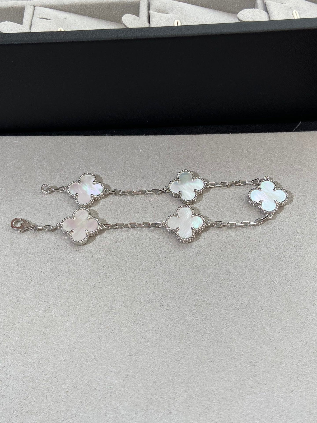 {
  "Elowen jewelsry": "Elowen Schmuck",
  "CLOVER WHITE PEARL MOP 5 MOTIF BRACELET COLLECTION": "KLEEBLATT WEISSE PERLMUTT 5-MOTIV ARMBAND KOLLEKTION"
}
