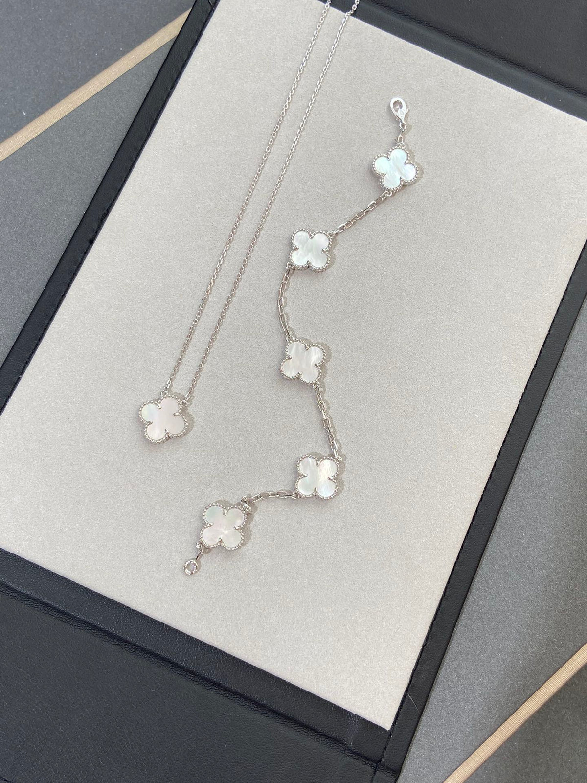 {
  "Elowen jewelsry": "Elowen Schmuck",
  "CLOVER WHITE PEARL MOP 5 MOTIF BRACELET COLLECTION": "KLEEBLATT WEISSE PERLMUTT 5-MOTIV ARMBAND KOLLEKTION"
}