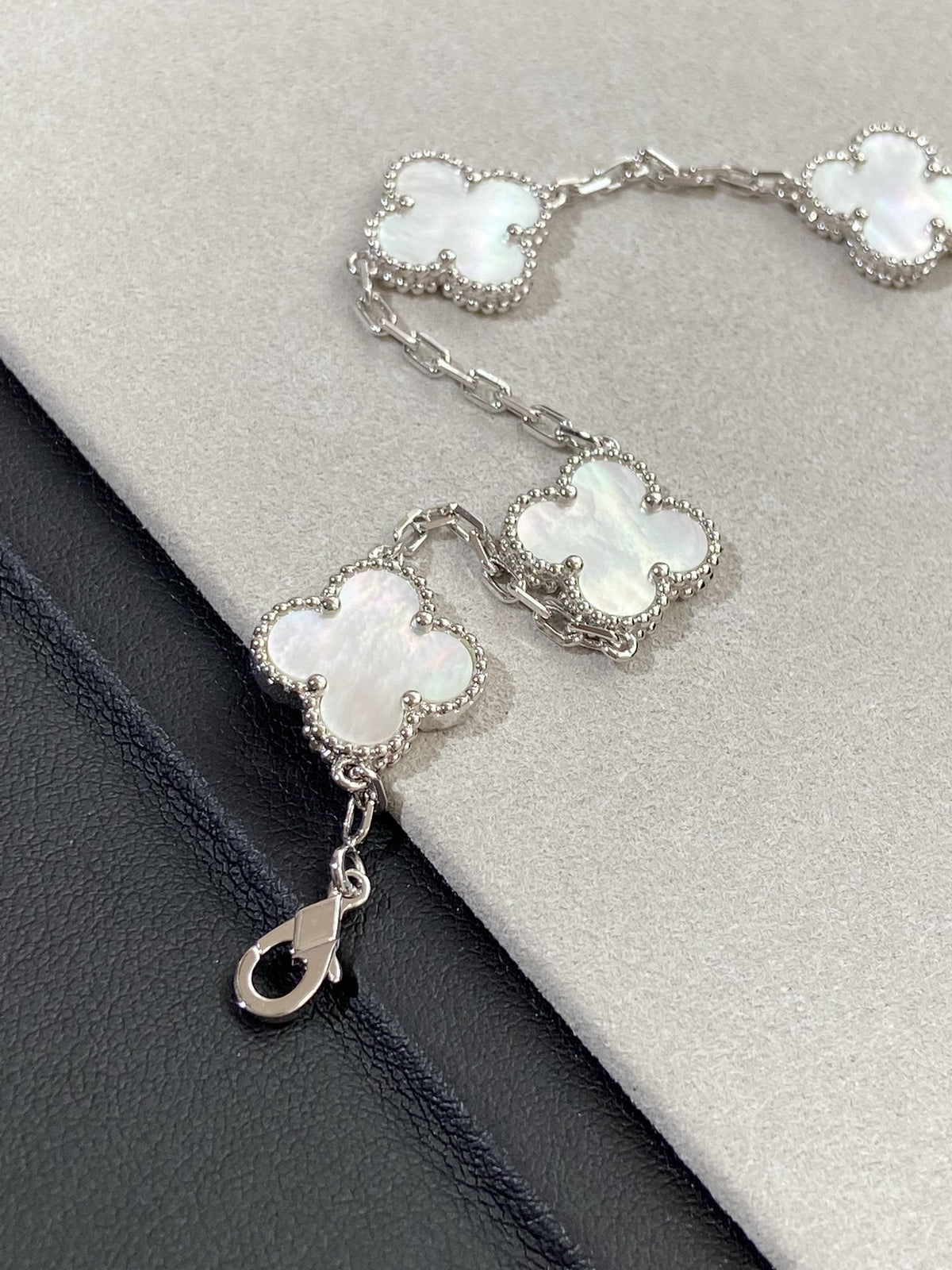 {
  "Elowen jewelsry": "Elowen Schmuck",
  "CLOVER WHITE PEARL MOP 5 MOTIF BRACELET COLLECTION": "KLEEBLATT WEISSE PERLMUTT 5-MOTIV ARMBAND KOLLEKTION"
}