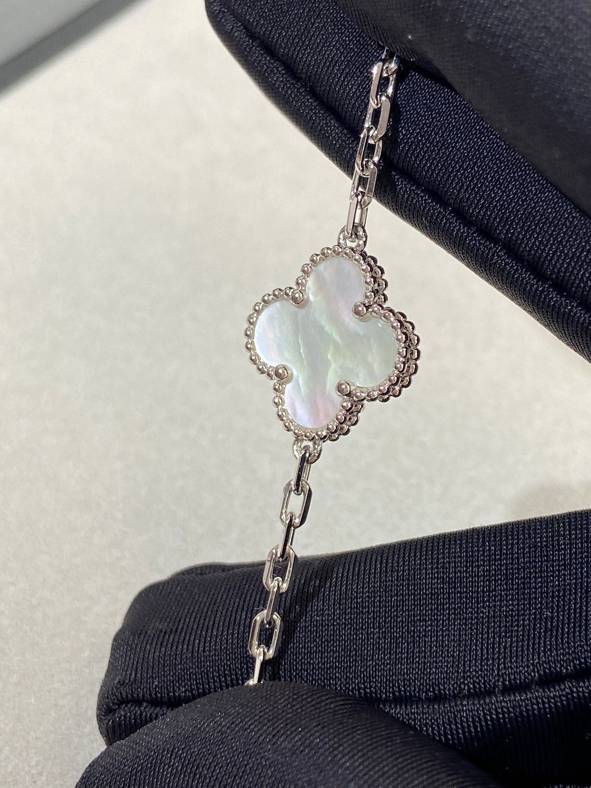 {
  "Elowen jewelsry": "Elowen Schmuck",
  "CLOVER WHITE PEARL MOP 5 MOTIF BRACELET COLLECTION": "KLEEBLATT WEISSE PERLMUTT 5-MOTIV ARMBAND KOLLEKTION"
}