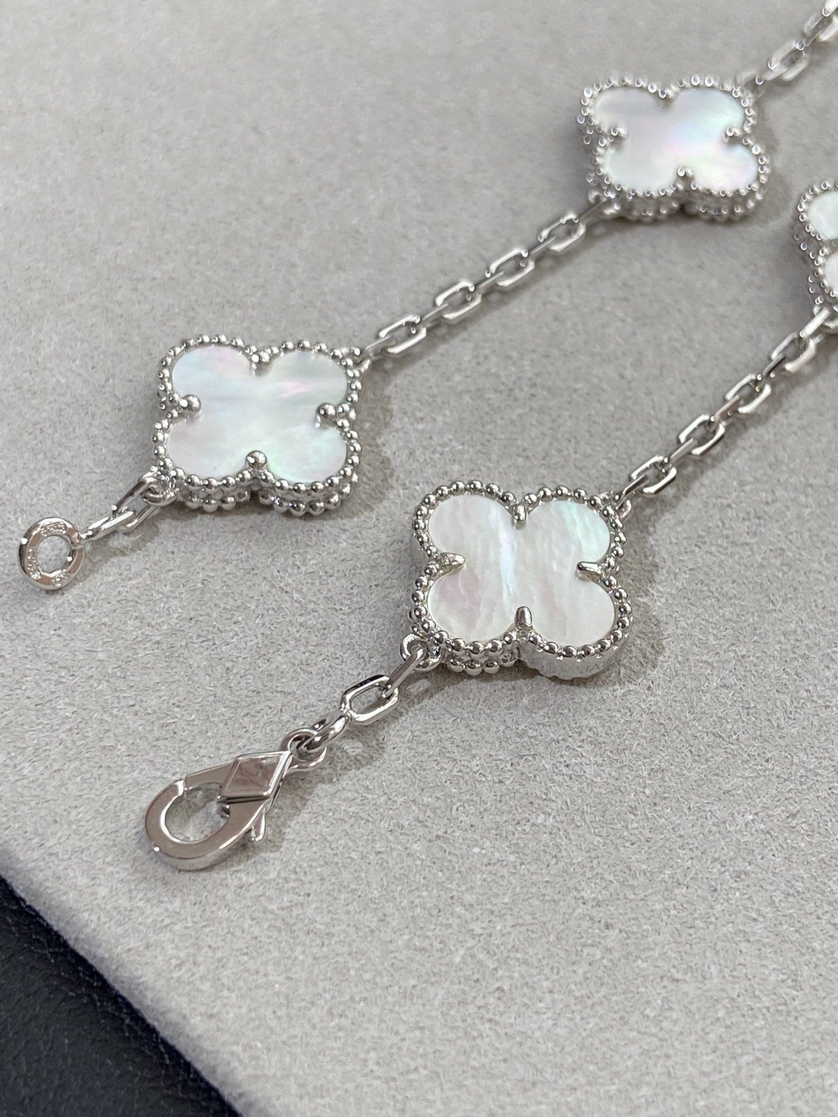 {
  "Elowen jewelsry": "Elowen Schmuck",
  "CLOVER WHITE PEARL MOP 5 MOTIF BRACELET COLLECTION": "KLEEBLATT WEISSE PERLMUTT 5-MOTIV ARMBAND KOLLEKTION"
}