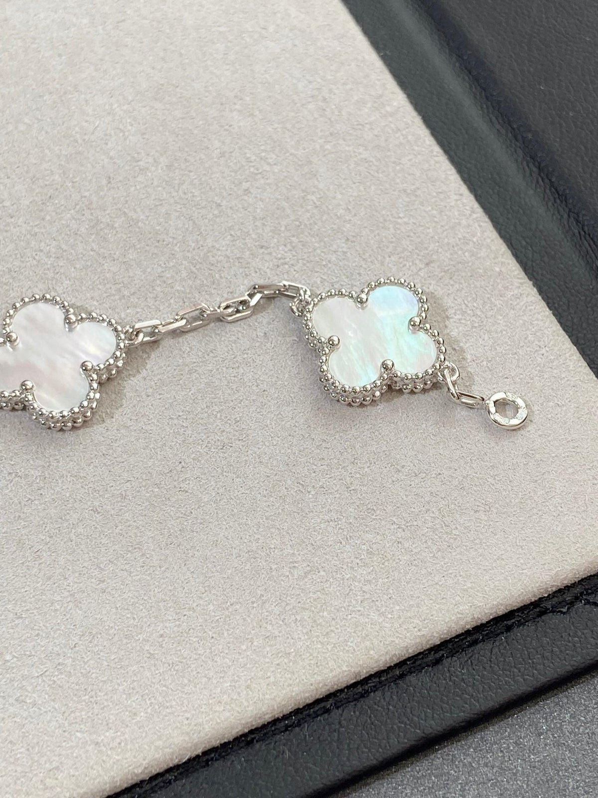 {
  "Elowen jewelsry": "Elowen Schmuck",
  "CLOVER WHITE PEARL MOP 5 MOTIF BRACELET COLLECTION": "KLEEBLATT WEISSE PERLMUTT 5-MOTIV ARMBAND KOLLEKTION"
}