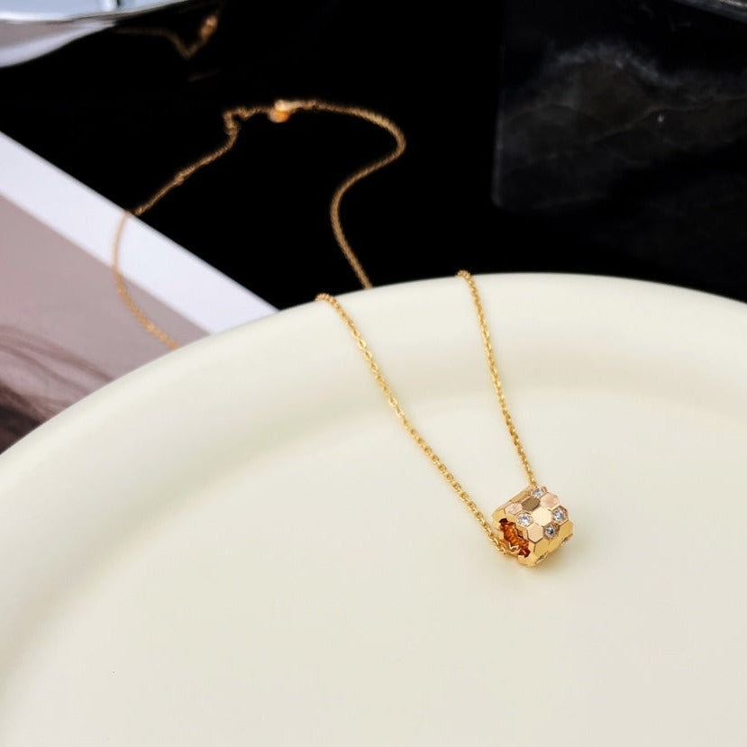 {
  "Elowen jewelsry": "Elowen Schmuck",
  "BEE MINI PEDANT DIAMOND NECKLACE": "MINI-BIENEN-DIAMANTKETTE"
}