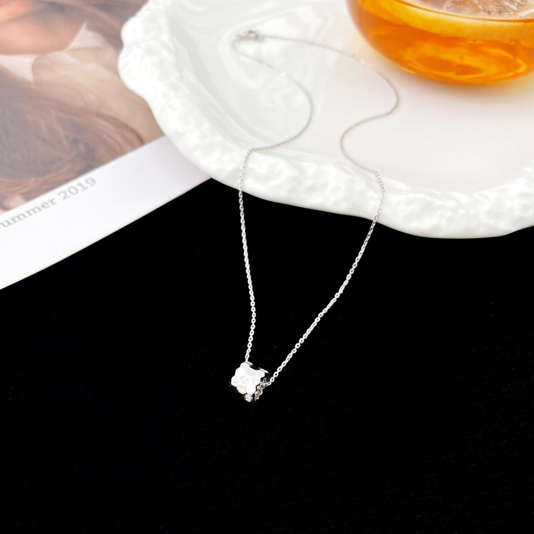 {
  "Elowen jewelsry": "Elowen Schmuck",
  "BEE MINI PEDANT DIAMOND NECKLACE": "MINI-BIENEN-DIAMANTKETTE"
}
