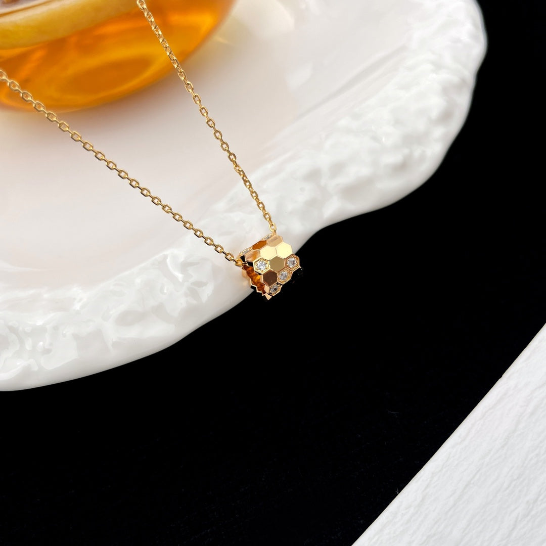 {
  "Elowen jewelsry": "Elowen Schmuck",
  "BEE MINI PEDANT DIAMOND NECKLACE": "MINI-BIENEN-DIAMANTKETTE"
}