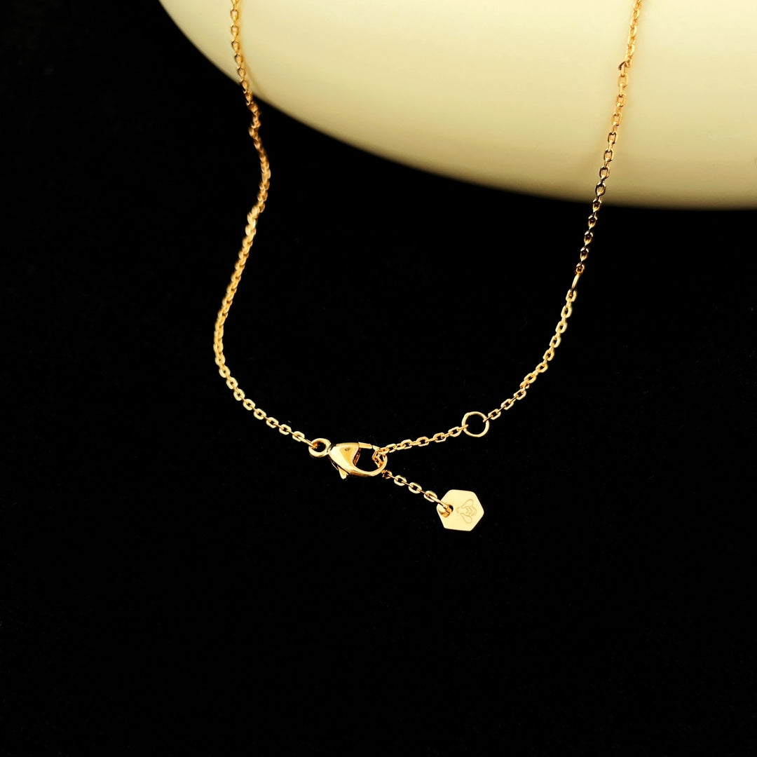 {
  "Elowen jewelsry": "Elowen Schmuck",
  "BEE MINI PEDANT DIAMOND NECKLACE": "MINI-BIENEN-DIAMANTKETTE"
}