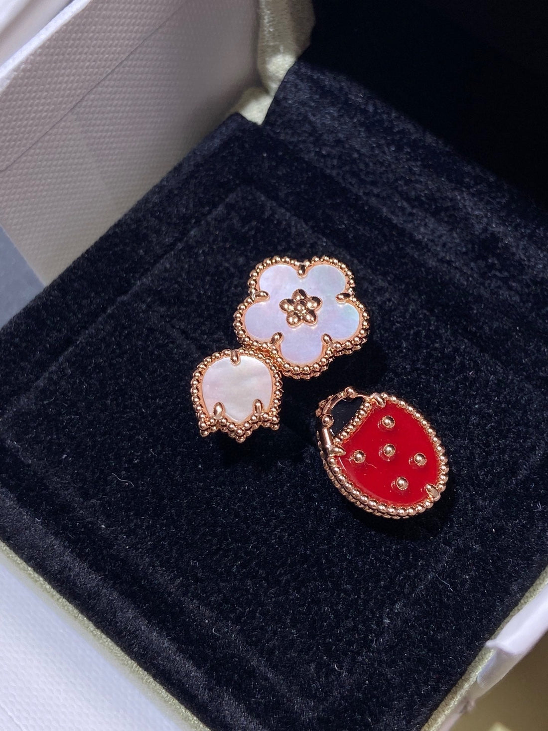 {
  "Elowen jewelsry": "Elowen ジュエリー",
  "LUCKY 3 MOTIF ROSE GOLD RING": "ラッキー 3モチーフ ローズゴールドリング"
}