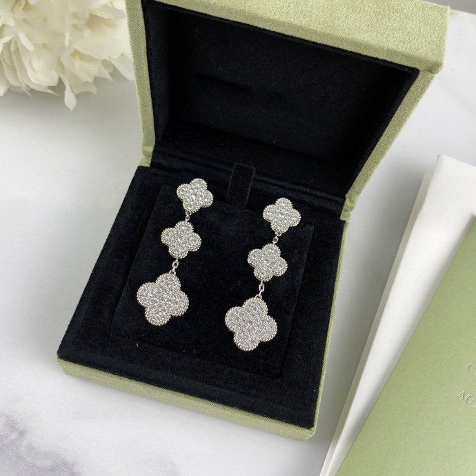 {
  "Elowen jewelsry": "Elowen ジュエリー",
  "CLOVER 3 MOTIF DIAMOND SILVER DROP EARRINGS": "クローバー 3モチーフ ダイヤモンド シルバー ドロップピアス"
}