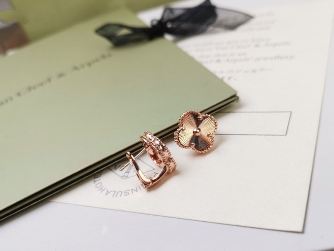 [Elowen jewelsry ]CLOVER MITTLERE OHRSTECKER