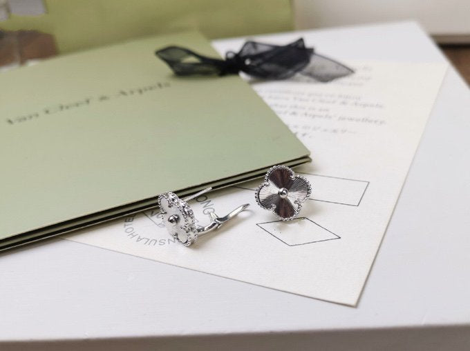 [Elowen jewelsry ]CLOVER MITTLERE OHRSTECKER