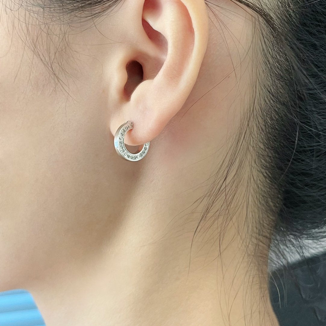 {
  "Elowen jewelsry": "Elowen ジュエリー",
  "LOVE DIAMOND EARRINGS": "LOVE ダイヤモンドピアス"
}