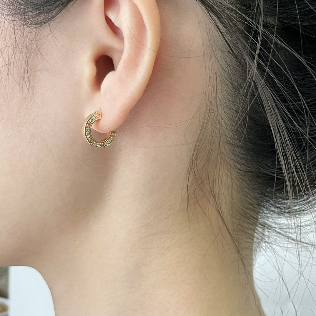 {
  "Elowen jewelsry": "Elowen ジュエリー",
  "LOVE DIAMOND EARRINGS": "LOVE ダイヤモンドピアス"
}