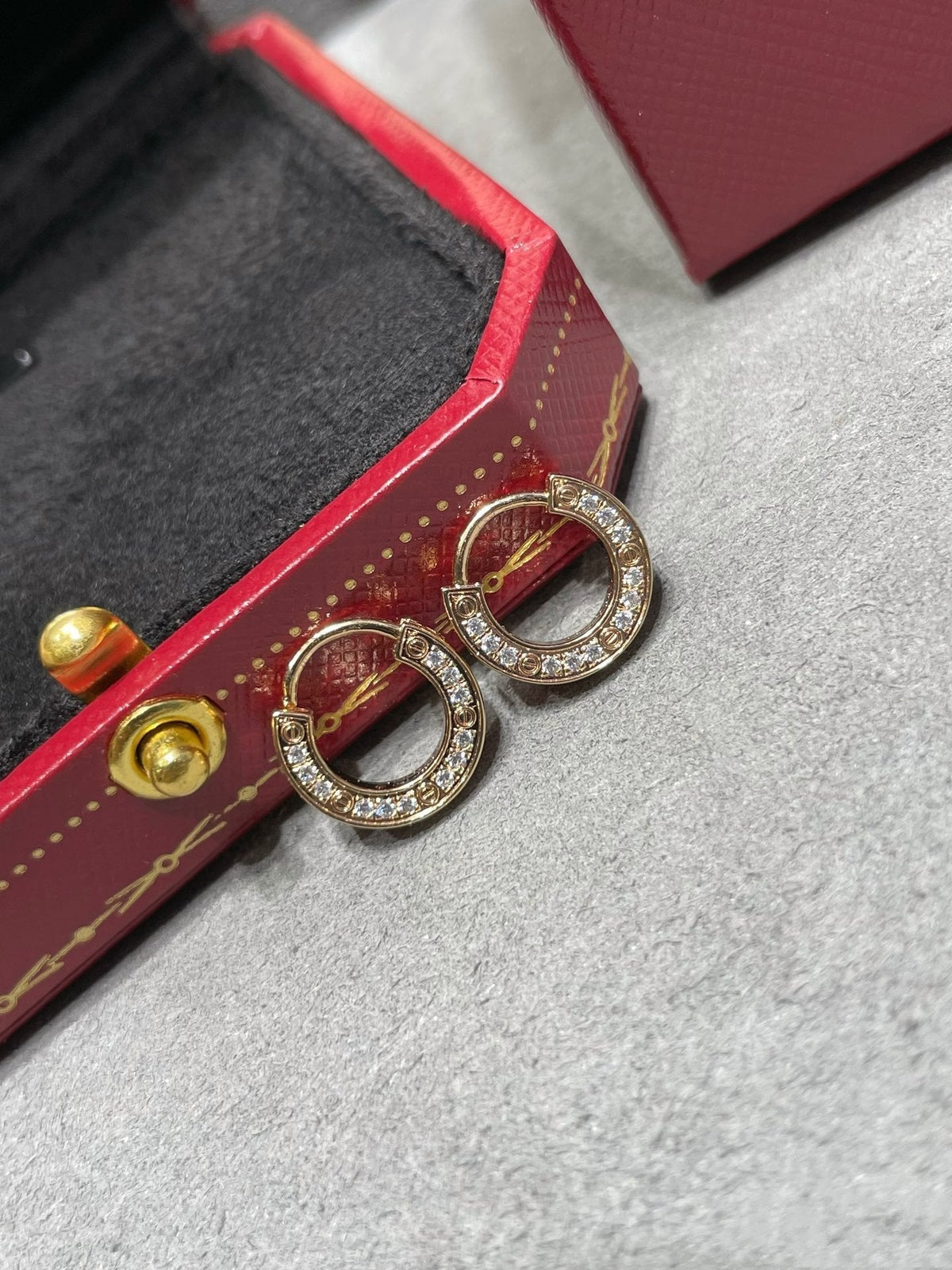 {
  "Elowen jewelsry": "Elowen ジュエリー",
  "LOVE DIAMOND EARRINGS": "LOVE ダイヤモンドピアス"
}