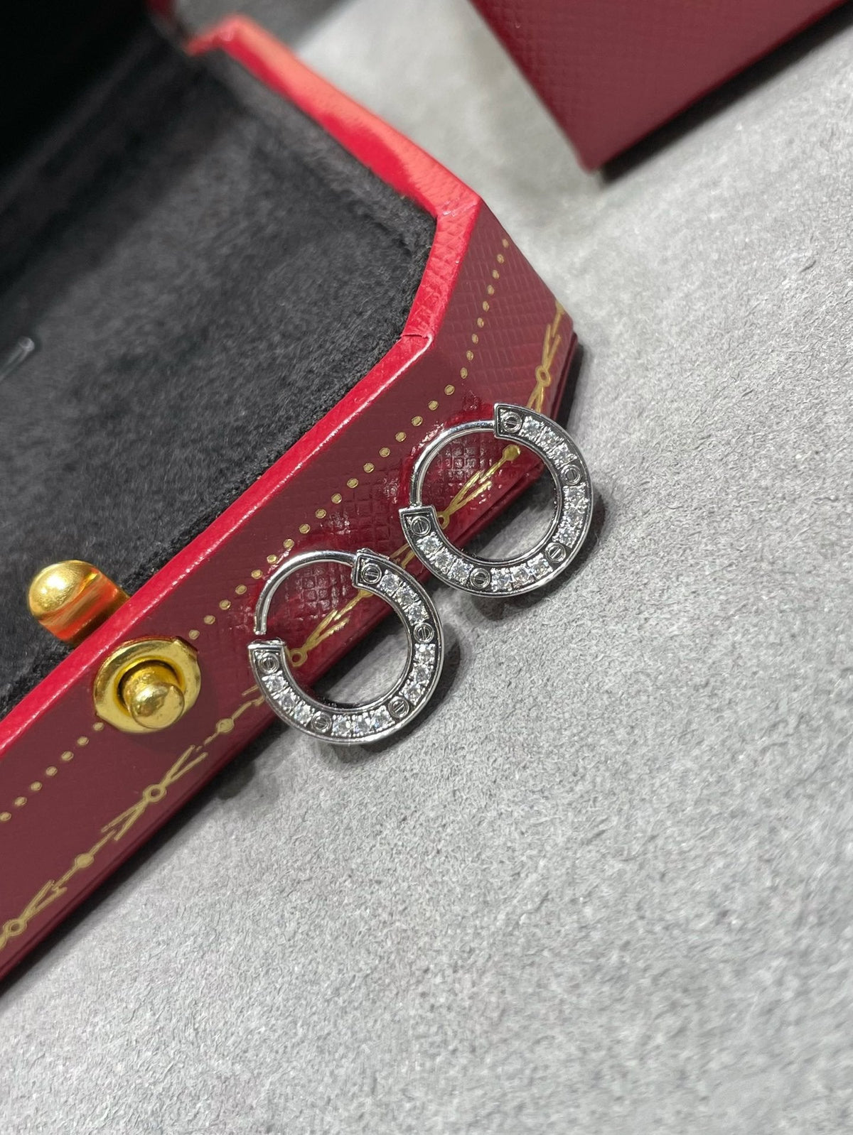 {
  "Elowen jewelsry": "Elowen ジュエリー",
  "LOVE DIAMOND EARRINGS": "LOVE ダイヤモンドピアス"
}
