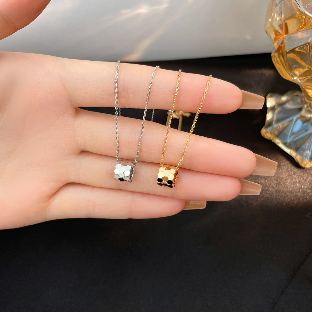 {
  "Elowen jewelsry": "Elowen Schmuck",
  "BEE MINI NECKLACE": "BEE MINI HALSKETTE"
}