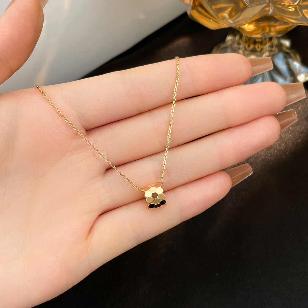 {
  "Elowen jewelsry": "Elowen Schmuck",
  "BEE MINI NECKLACE": "BEE MINI HALSKETTE"
}
