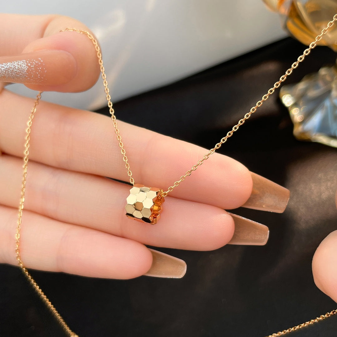 {
  "Elowen jewelsry": "Elowen Schmuck",
  "BEE MINI NECKLACE": "BEE MINI HALSKETTE"
}