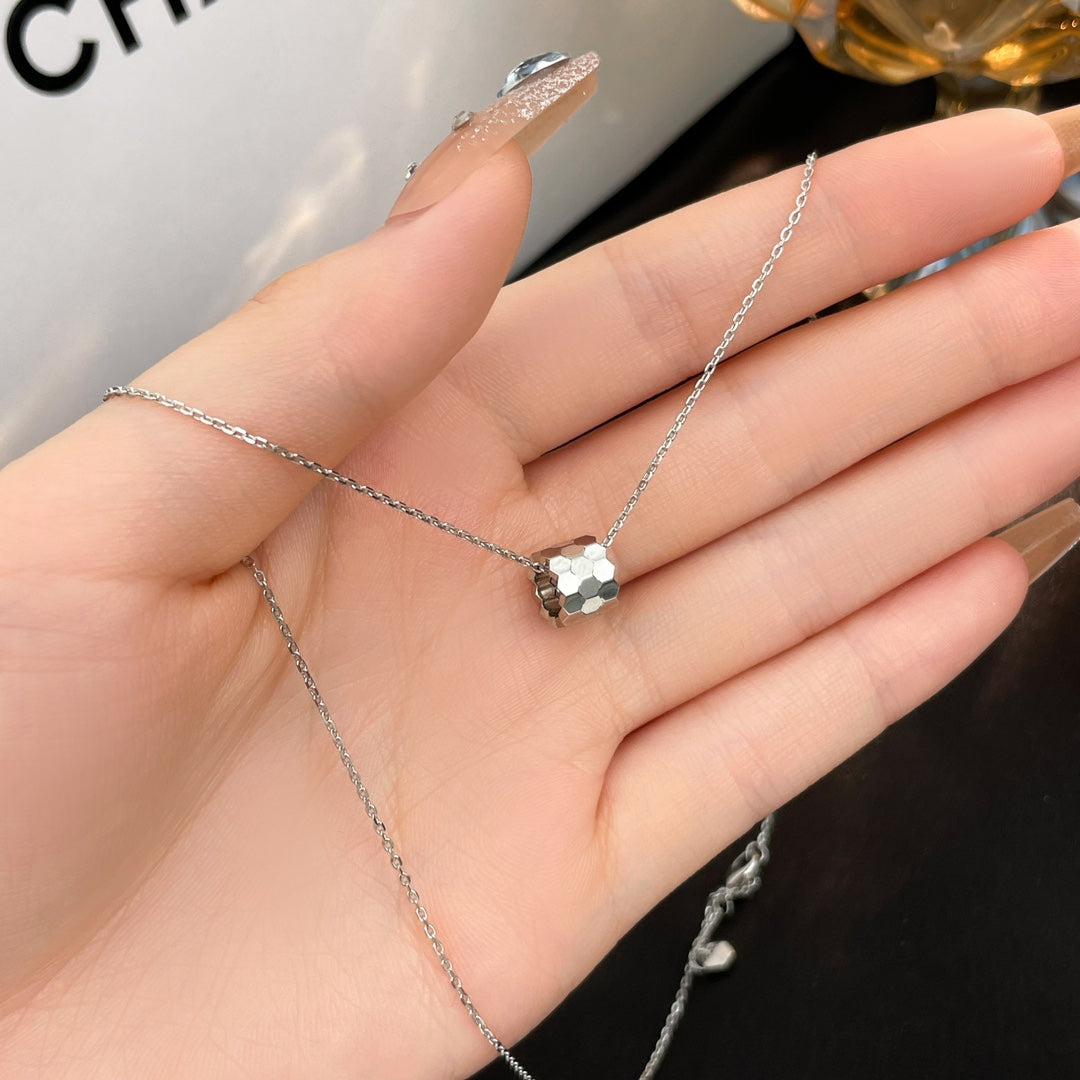 {
  "Elowen jewelsry": "Elowen Schmuck",
  "BEE MINI NECKLACE": "BEE MINI HALSKETTE"
}