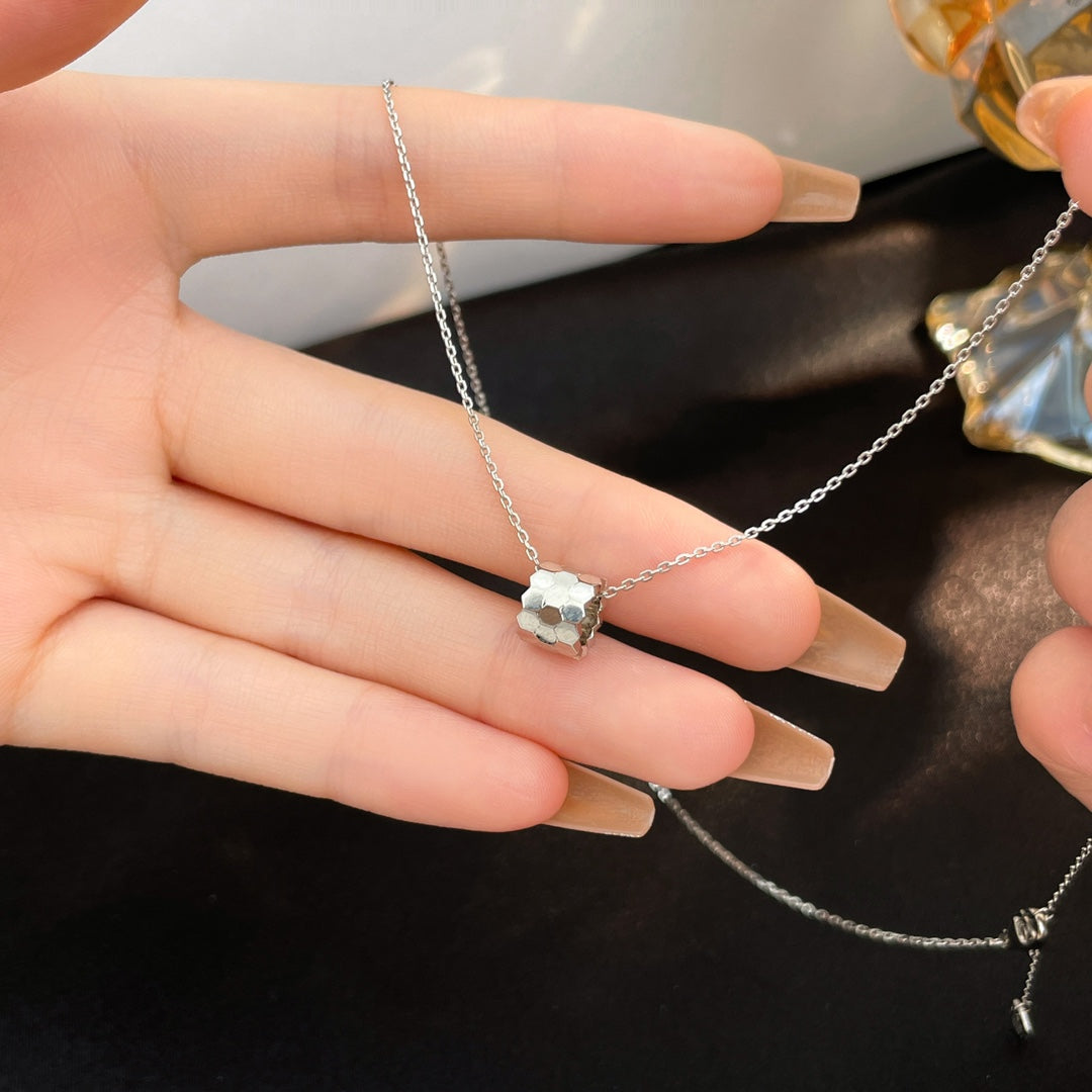 {
  "Elowen jewelsry": "Elowen Schmuck",
  "BEE MINI NECKLACE": "BEE MINI HALSKETTE"
}