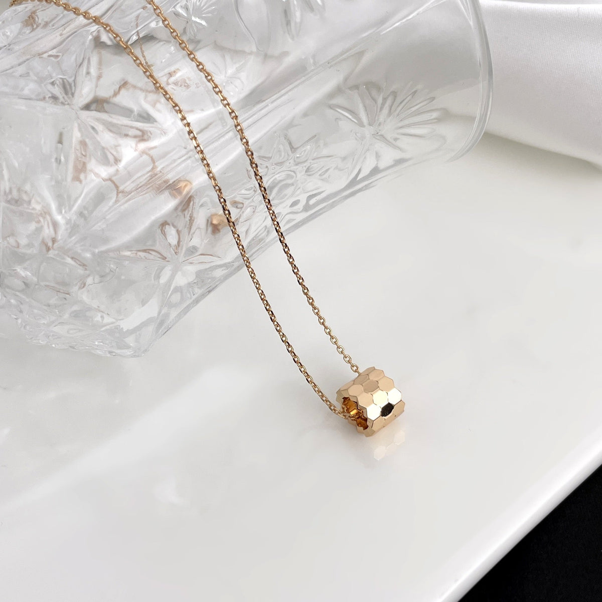 {
  "Elowen jewelsry": "Elowen Schmuck",
  "BEE MINI NECKLACE": "BEE MINI HALSKETTE"
}