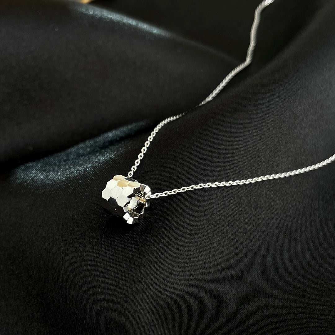 {
  "Elowen jewelsry": "Elowen Schmuck",
  "BEE MINI NECKLACE": "BEE MINI HALSKETTE"
}