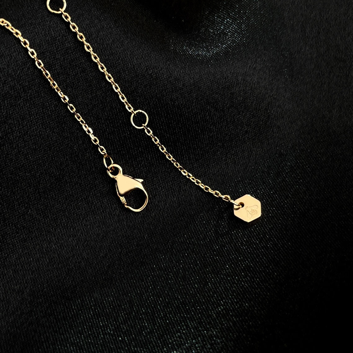 {
  "Elowen jewelsry": "Elowen Schmuck",
  "BEE MINI NECKLACE": "BEE MINI HALSKETTE"
}