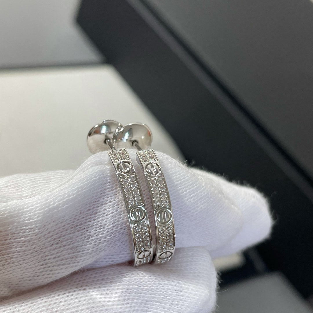 {
  "Elowen jewelsry": "Elowen ジュエリー",
  "LOVE DIAMOND SILVER HOOP EARRINGS": "LOVE ダイヤモンド シルバー フープピアス"
}