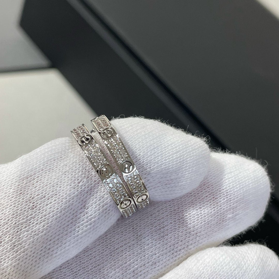 {
  "Elowen jewelsry": "Elowen ジュエリー",
  "LOVE DIAMOND SILVER HOOP EARRINGS": "LOVE ダイヤモンド シルバー フープピアス"
}