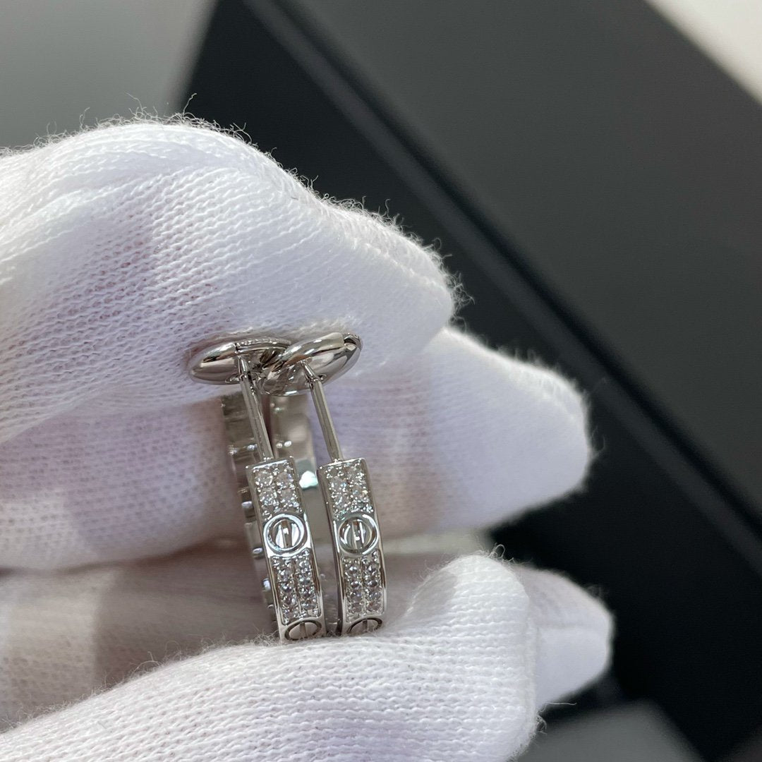 {
  "Elowen jewelsry": "Elowen ジュエリー",
  "LOVE DIAMOND SILVER HOOP EARRINGS": "LOVE ダイヤモンド シルバー フープピアス"
}