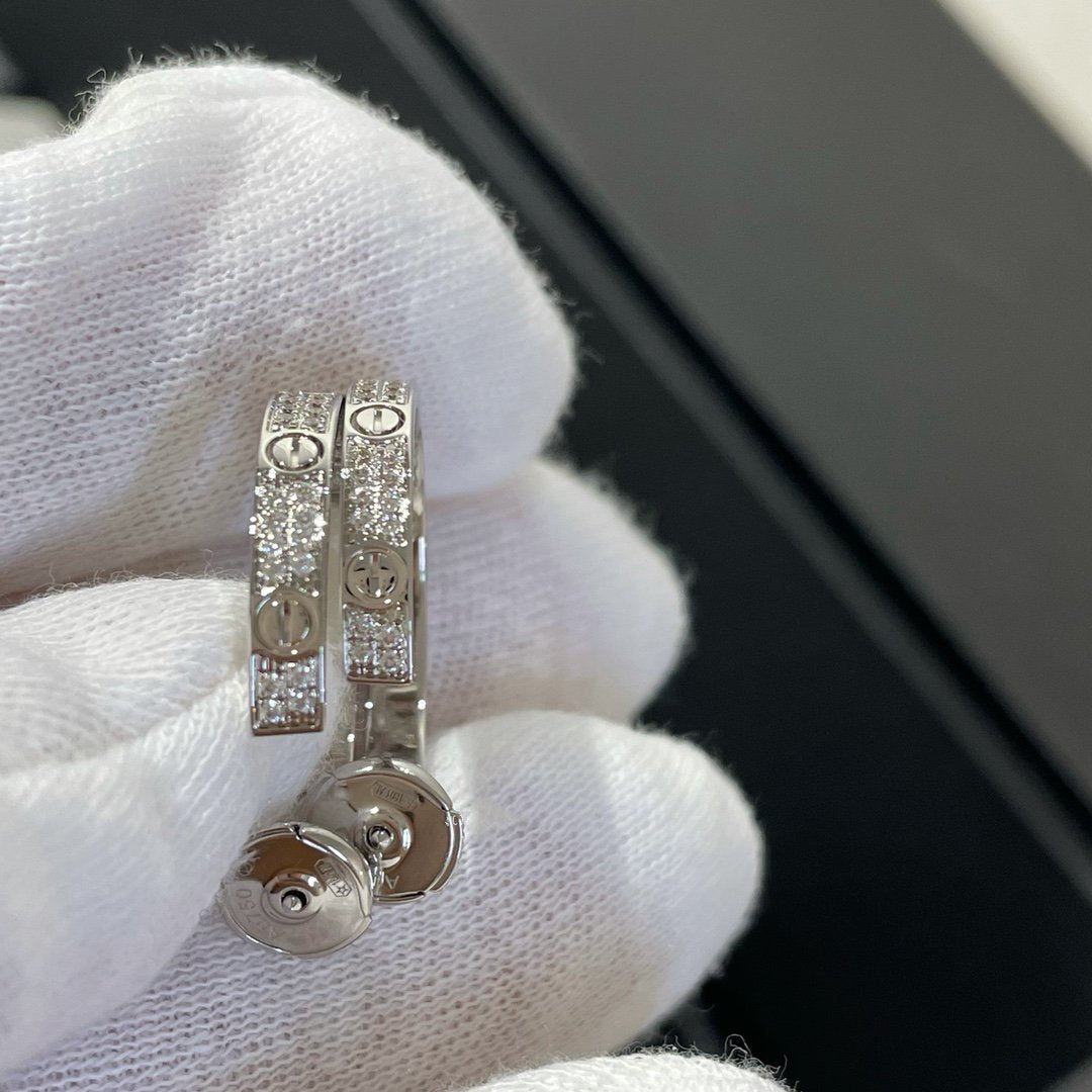 {
  "Elowen jewelsry": "Elowen ジュエリー",
  "LOVE DIAMOND SILVER HOOP EARRINGS": "LOVE ダイヤモンド シルバー フープピアス"
}