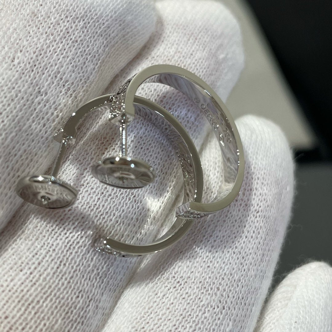 {
  "Elowen jewelsry": "Elowen ジュエリー",
  "LOVE DIAMOND SILVER HOOP EARRINGS": "LOVE ダイヤモンド シルバー フープピアス"
}