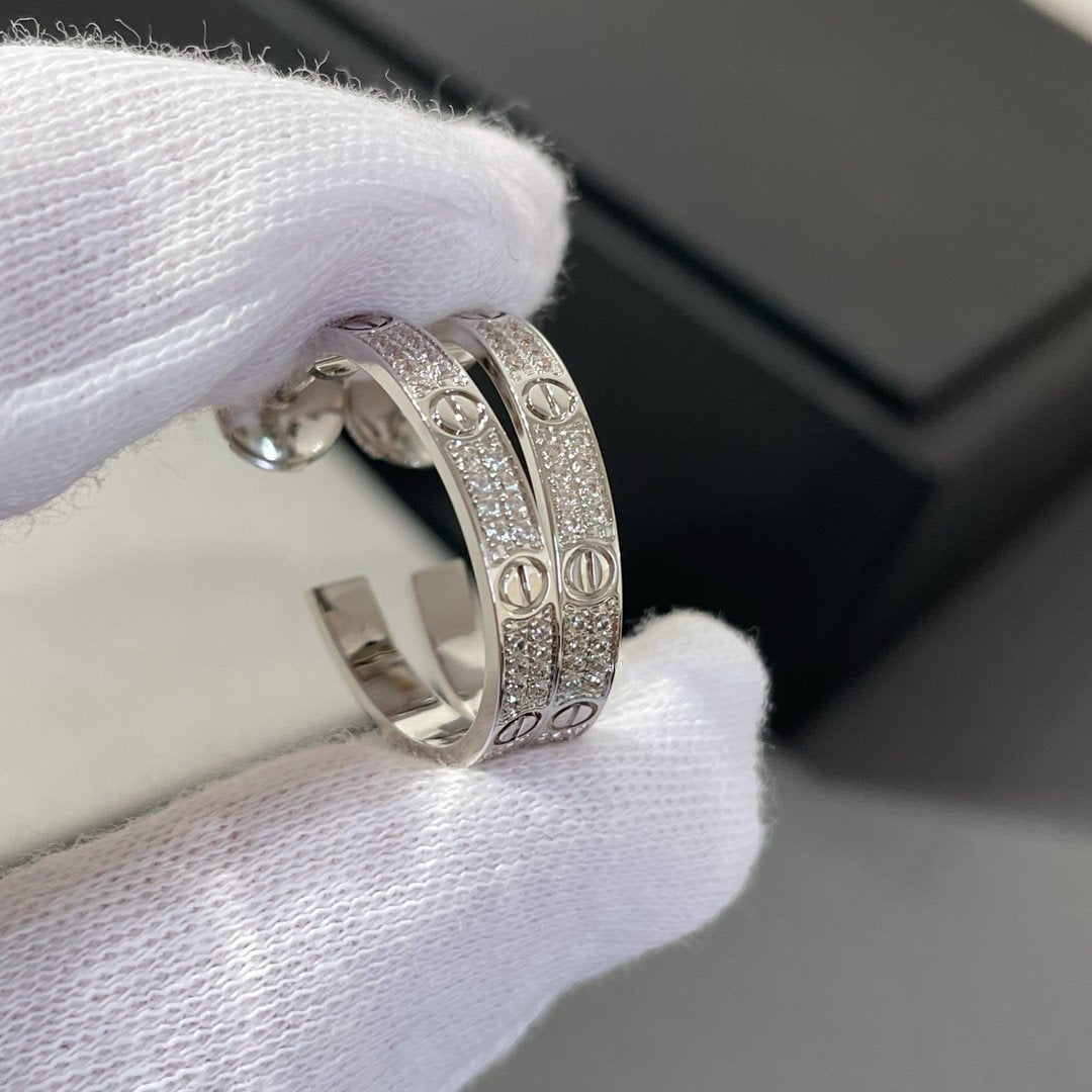 {
  "Elowen jewelsry": "Elowen ジュエリー",
  "LOVE DIAMOND SILVER HOOP EARRINGS": "LOVE ダイヤモンド シルバー フープピアス"
}