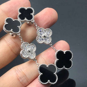 {
  "Elowen jewelsry": "Elowen ジュエリー",
  "CLOVER 3 MOTIF DIAMOND ONYX SILVER EARRINGS": "クローバー 3モチーフ ダイヤモンド オニキス シルバーピアス"
}